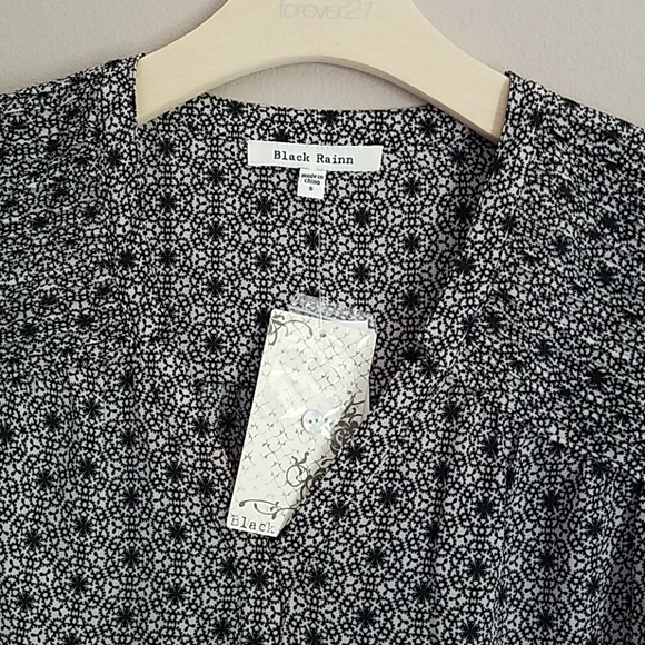 BLACK RAINN | Lace Print Blouse - Picture 2 of 7